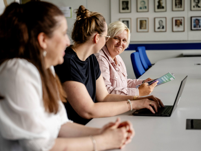 Mehrere Personen sitzen an einem Tisch
