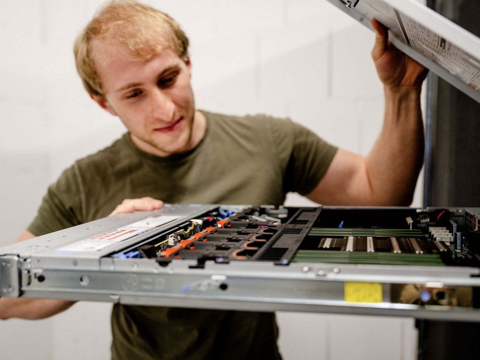 Ein Mann schaut sich einen Server an