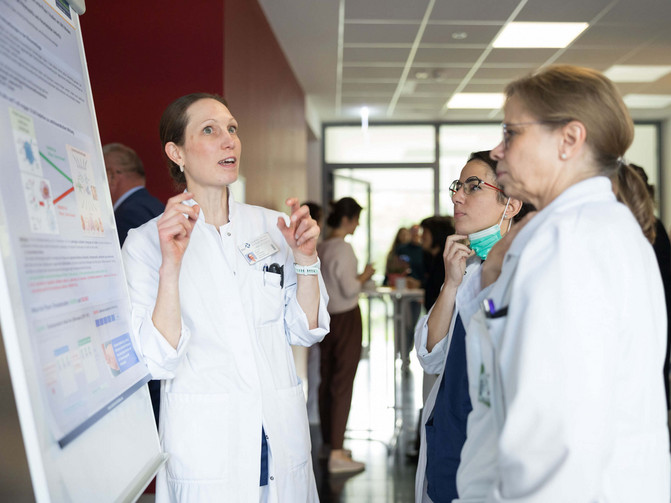 At the ceremony marking ten years of university medicine in East Westphalia-Lippe, more than 40 scientific posters were presented, as shown in this photograph.