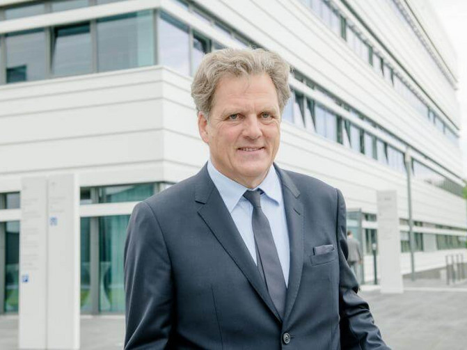 Auf dem Bild kann man Prof. Dr. Gebert sehen