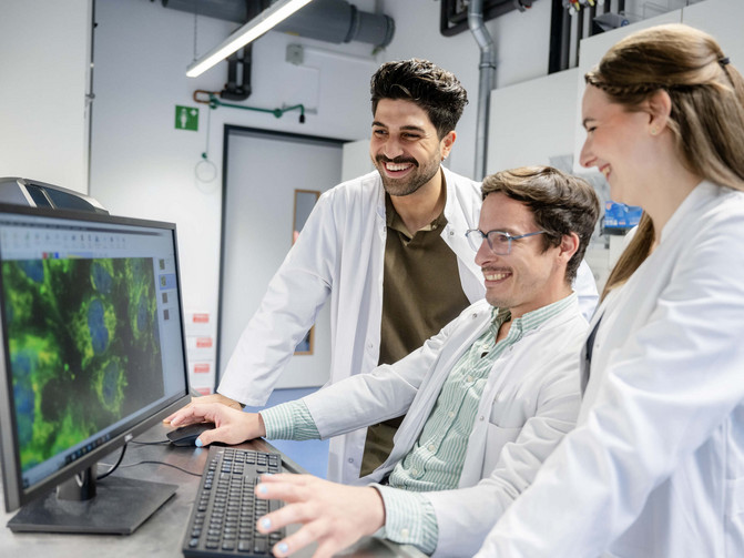 Studentierende der medizinischen Fakultät der Ruhr Universität Bochum schauen sich Daten an einem Computer an