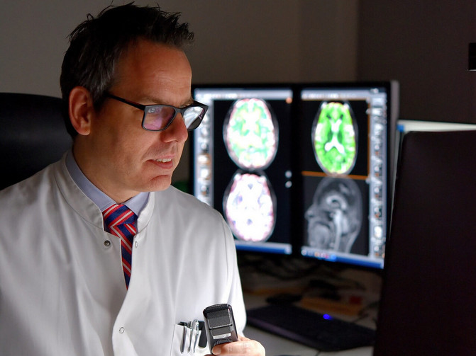 Das Bild zeigt Prof. Dr. Carsten Lukas, Leiter des Instituts für Neuroradiologie am St. Josef-Hospital Bochum.