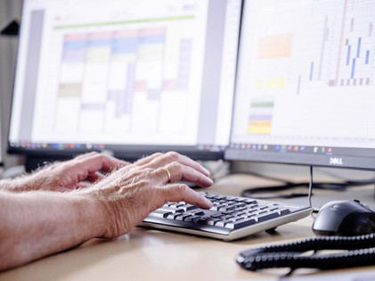 Eine Person gibt Daten in einen Computer ein