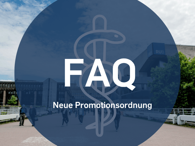 Teasergrafik zu den FAQ zur neuen Promotionsordnung der Medizinischen Fakultät der Ruhr-Universität Bochum mit stilisiertem Äskulapstab vor dem Campus der Ruhr-Universität Bochum.