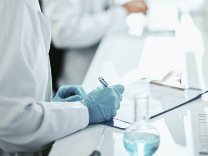 Eine Frau arbeitet in einem medizinischen Labor