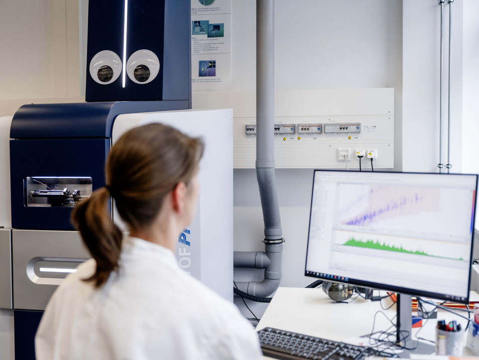 Eine Studentin der medizinischen Fakultät der Ruhr Universität Bochum schaut sich Daten an einem Computer an