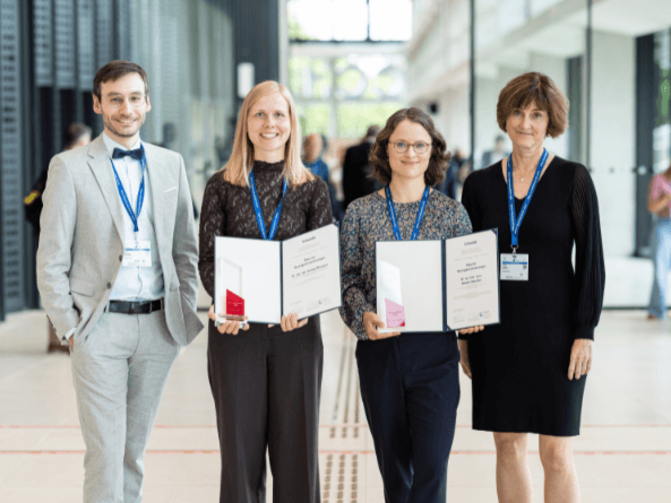 Preisverleihung bei der Viszeralmedizin 2026 (von links): Dr. Peter Neckel (2. Vorsitzender der Deutschen Gesellschaft für Neurogastroenterologie und Motilität), Dr. Hanna Öhlmann (Preisträgerin), Dr. Kerstin Maehder (Preisträgerin), Privatdozentin Dr. Jutta Keller (Steering Committee, Chair Research Section, European Society of Neurogastroenterology & Motility)
