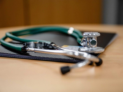 Ein Stethoskop auf einem Tisch