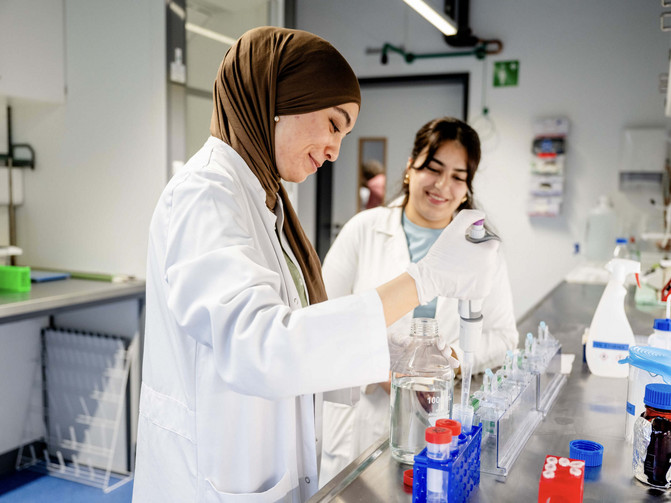 Studententinnen der medizinischen Fakultät der Ruhr Universität Bochum forschen in einem Labor