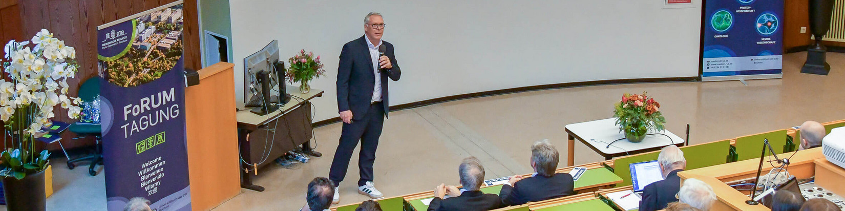 Vortrag vor Publikum bei einer vergangenen FoRUM-Tagung der Universitätsmedizin Bochum.