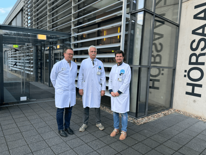Auf dem Foto zu sehen sind (v.l.) Prof. Dr. Roland Schroers, Leiter der Abteilung für Hämatologie, Onkologie und Stammzell-/Immuntherapie bei den Knappschaft Kliniken Universitätsklinikum Bochum, Prof. Dr. Ralf Gold, Klinikdirektor, und Prof. Dr. Jeremias Motte, Geschäftsführender Oberarzt der Universitätsklinik für Neurologie am St. Josef-Hospital Bochum.