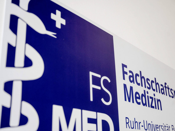 Hinweisschild der Fachschaft der medizinischen Fakultät der Ruhr-Universität Bochum