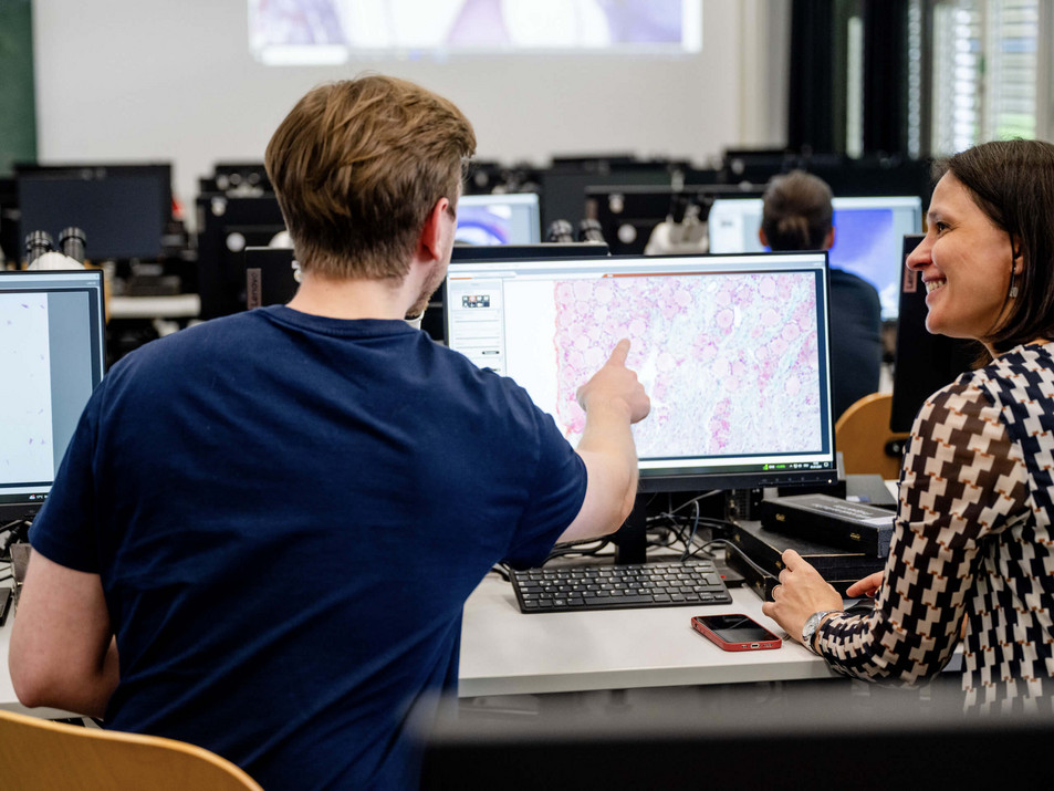 Studentierende der medizinischen Fakultät der Ruhr Universität Bochum schauen sich Daten an einem Computer an
