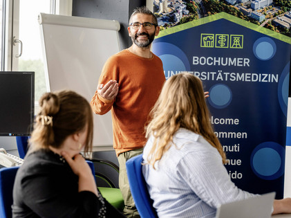 Ein Mann präsentiert vor einer Gruppe von Menschen