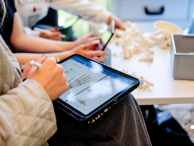 Eine Person macht Notizen auf einem Tablet PC