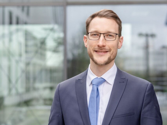 Porträt von Prof. Dr. Simon Faissner