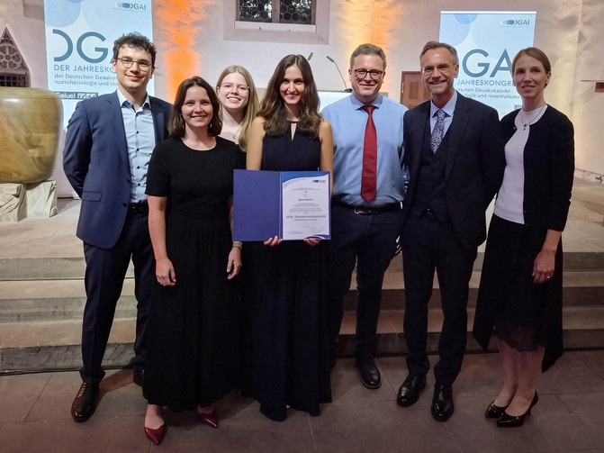 Es handelt sich um ein Gruppenfoto der Klinik für Anästhesiologie, Intensivmedizin und Schmerztherapie beim DGAI-Jahreskongress 2026. 