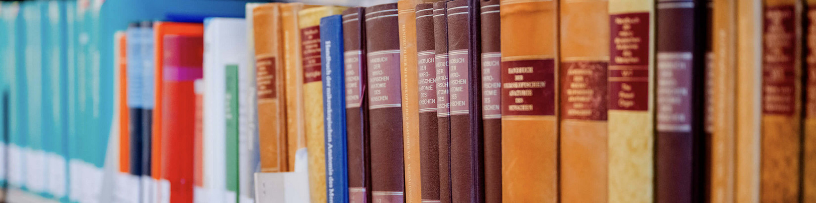 Bücherregal in der Bibliothek der Ruhr-Universität Bochum für Studierende der medizinischen Fakultät.