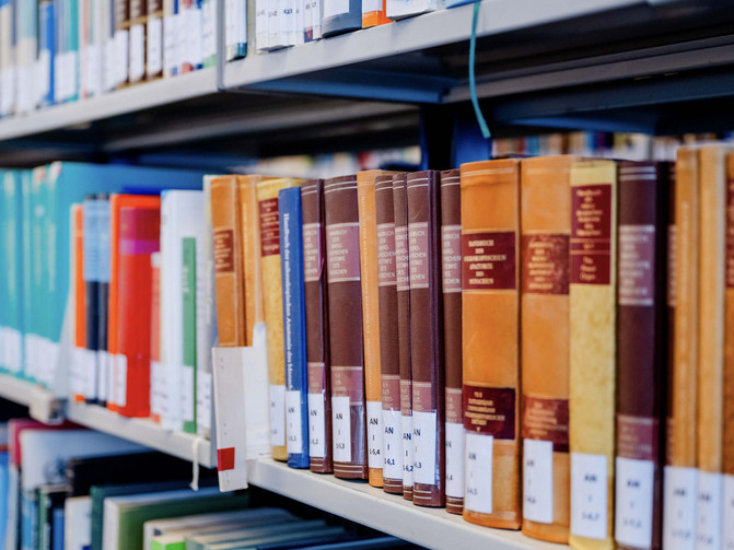 Bücherregal in der Bibliothek der Ruhr-Universität Bochum für Studierende der medizinischen Fakultät.