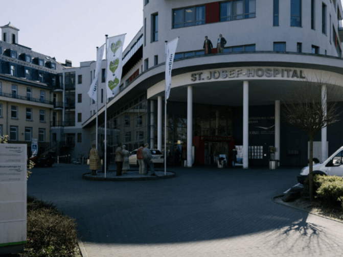 Das St. Josef Hospital gehört zum Klinikum der Ruhr-Universtität Bochum. Zu sehen ist hier der Haupteingang des Krankenhauses. 