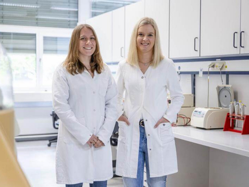 Dr. Sophie Möller und Dr. Lisa-Marie Höfken (rechts) arbeiten im Nationalen Referenzzentrum für gramnegative Krankenhauserreger.