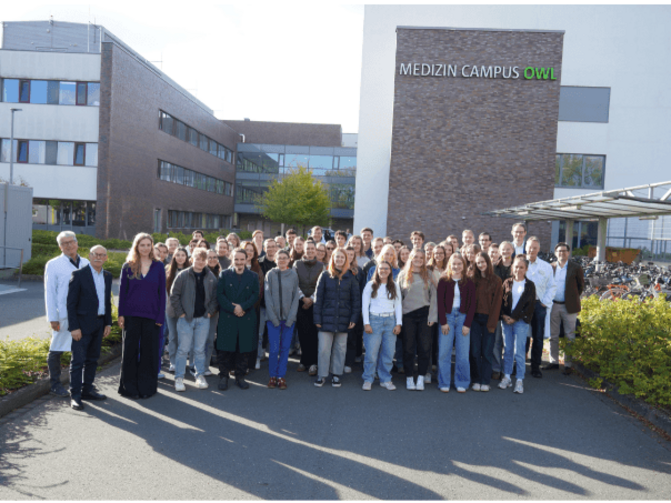 Man sieht ein Gruppenfoto der neuen Medizinstudent*innen der Ruhr-Universität am OWL Campus aus dem Jahre 2026.