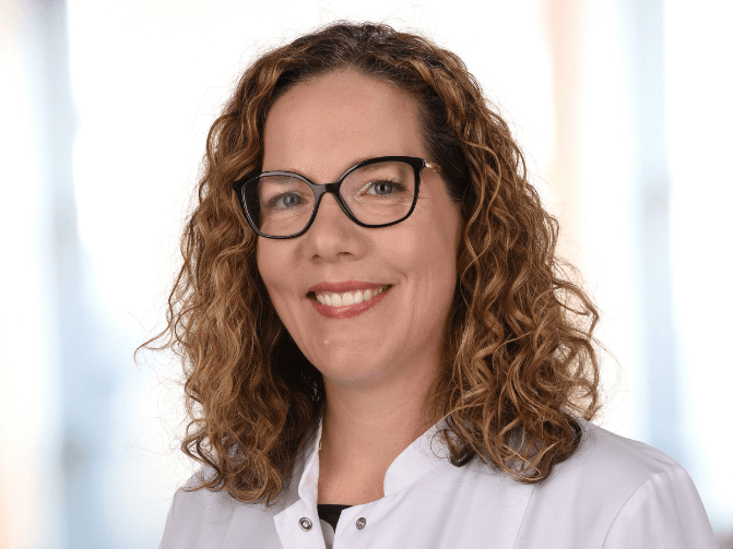 Das Bild zeigt ein Porträt von Dr. Christina Scheel